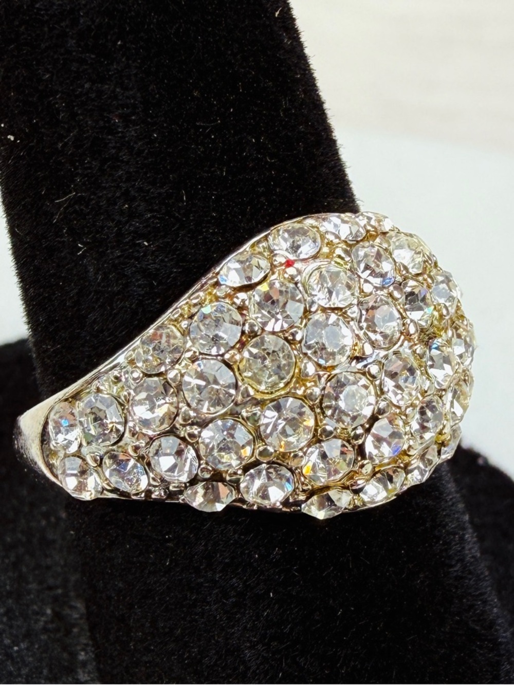 Gorgeous size 6 1/2 silvertone, clear bling costume ring - Picture 2 of 5